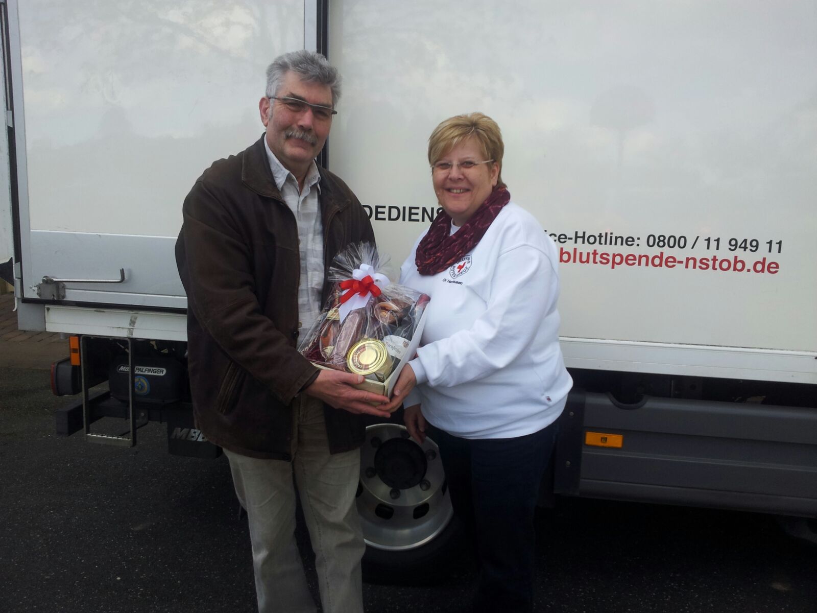 Vorsitzende Bettina Hartung bedankte sich bei Gerhard Dittmann mit einem Präsent für seine 75. Blutspende (Foto: K. Hartung)